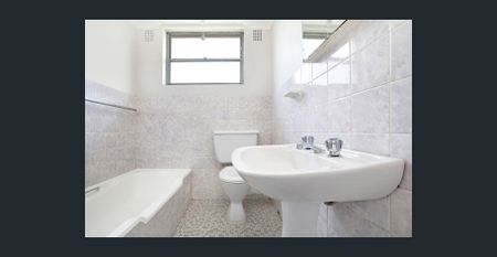 Spacious 3 Bedroom Unit with LockUp Garage - Photo 5