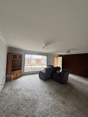 Low maintenance close to town! - Photo 1