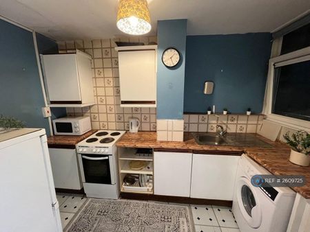 3 bedroom flat to rent - Photo 4