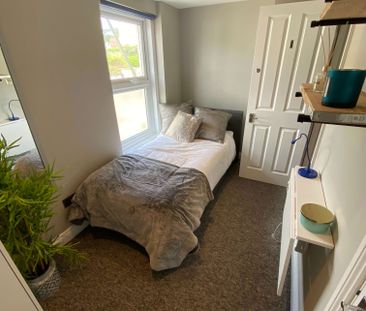 Joyful House Share in Brighton Room 1 - Photo 4