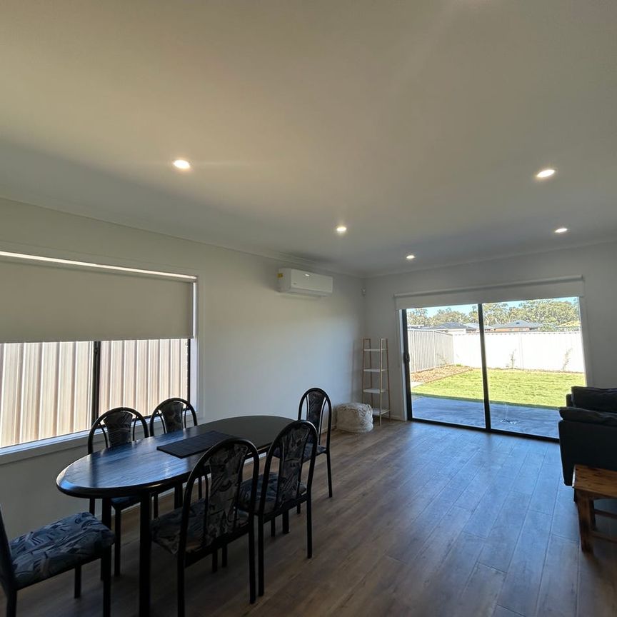 SELF CONTAINED ROOM WITH OWN EN-SUITE - INCLUSIVE OF ALL UTILITIES ! - Photo 1