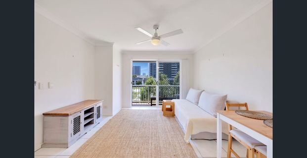 Top-Floor Coastal Living - furnished 1 bedroom - Photo 1