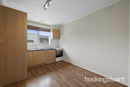 Ultra Convenient First Floor Apartment With Bonus Courtyard Space - Photo 4