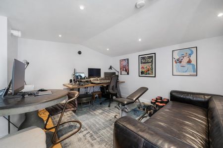 4 bedroom semi-detached house to rent - Photo 4