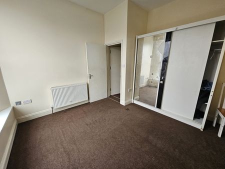 1 Bed Flat, York Road, IG1 - Photo 2