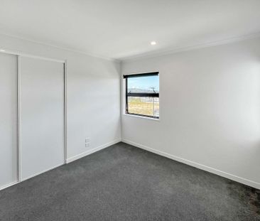 Modern 2-Bedroom Apartment in Flat Bush! - Photo 3