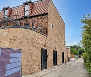 Staines Road, Feltham, TW14 - Photo 1