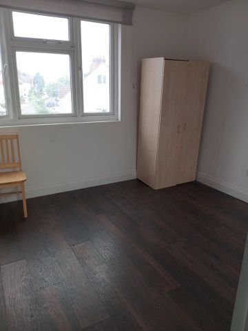 Room in a Shared House, North Circular Road, NW2 - Photo 4