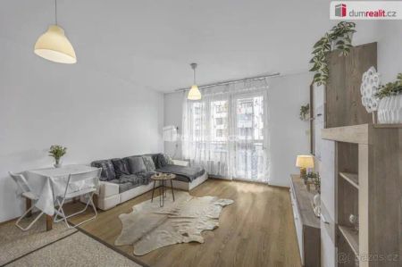 Krásný slunný vybavený byt 1+kk s terasou a s parkovacím stáním v Čakovicích - Fotografie 3