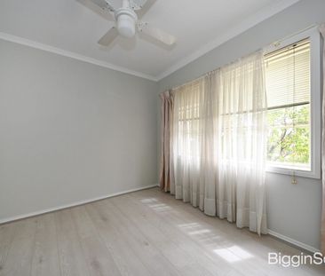 Light-Filled Renovated Three-Bedroom Apartment in Boutique Block - Photo 3