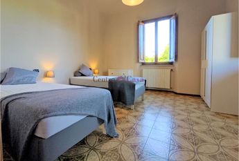 Appartamento di pregio in villa bifamiliare con ingresso indipendente, arredato