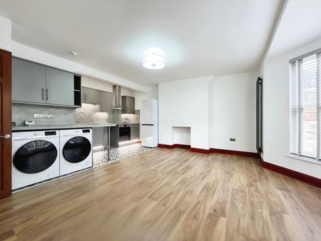 3 bedroom apartment to rent Medina Villas, Hove - Photo 5