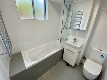 Modern Two Bedroom Apartment With Parking! - Photo 5