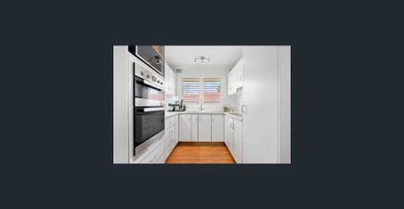 Spacious Top-Floor Apartment, Convenient Location! - Photo 5