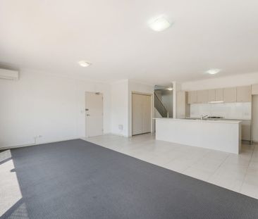 Freshly Updated Two Storey Apartment! - Photo 2