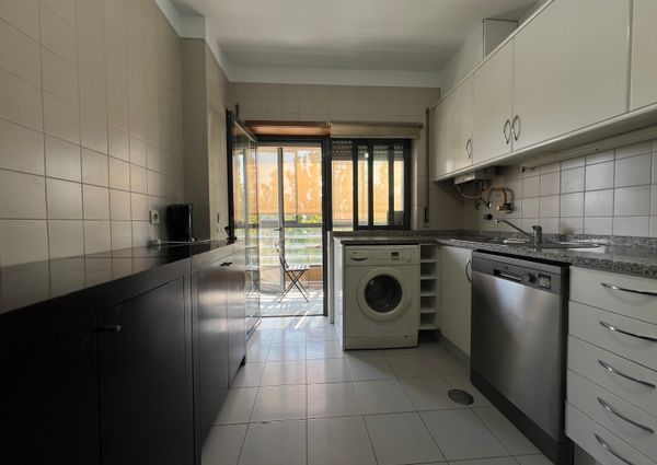 Fantástico Apartamento T2 Mobilado com Garagem e Arrumos