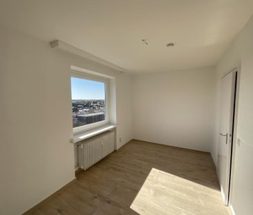 Modernisierte 3-ZKB-Wohnung in der 7. Etage eines Hochhauses im Han... - Foto 1