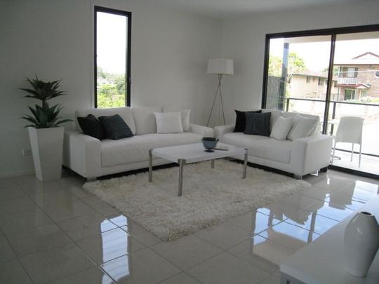 Spacious townhouse in convenient location - Photo 1