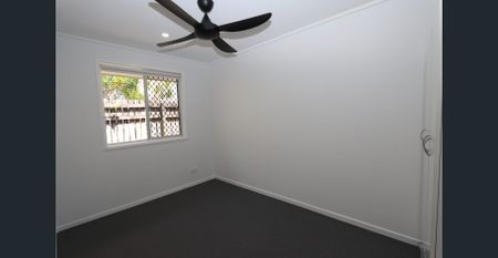 Refreshed unit within minutes to the Broadwater! - Photo 2