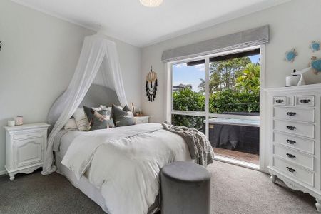 HOWICK - Stunning 3BR Howick Haven, warm & sunny - Photo 5