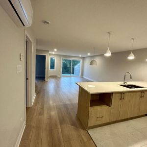 Magnifique condo 5 ½ SEMI-MEUBLÉ à louer (5 électros inox inclus) à Granby. - Photo 2
