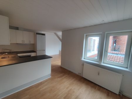 Stor og lys lejlighed på øverste etage - Photo 5