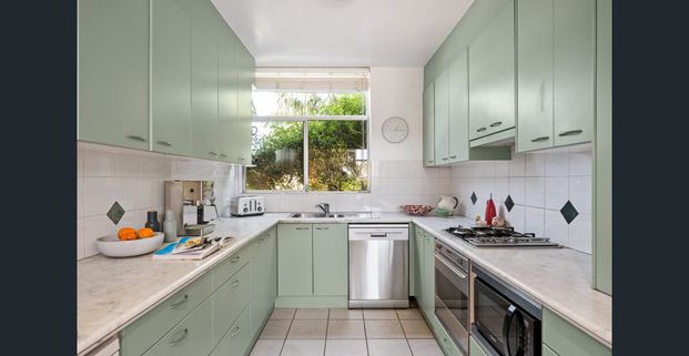 Spacious Townhouse in Sought-After Balgowlah Locale - Photo 1