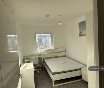 1 bedroom in a house share to rent - Photo 2