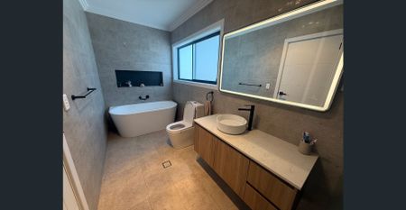 BEAUTIFUL QUALITY HOME!! - Photo 3