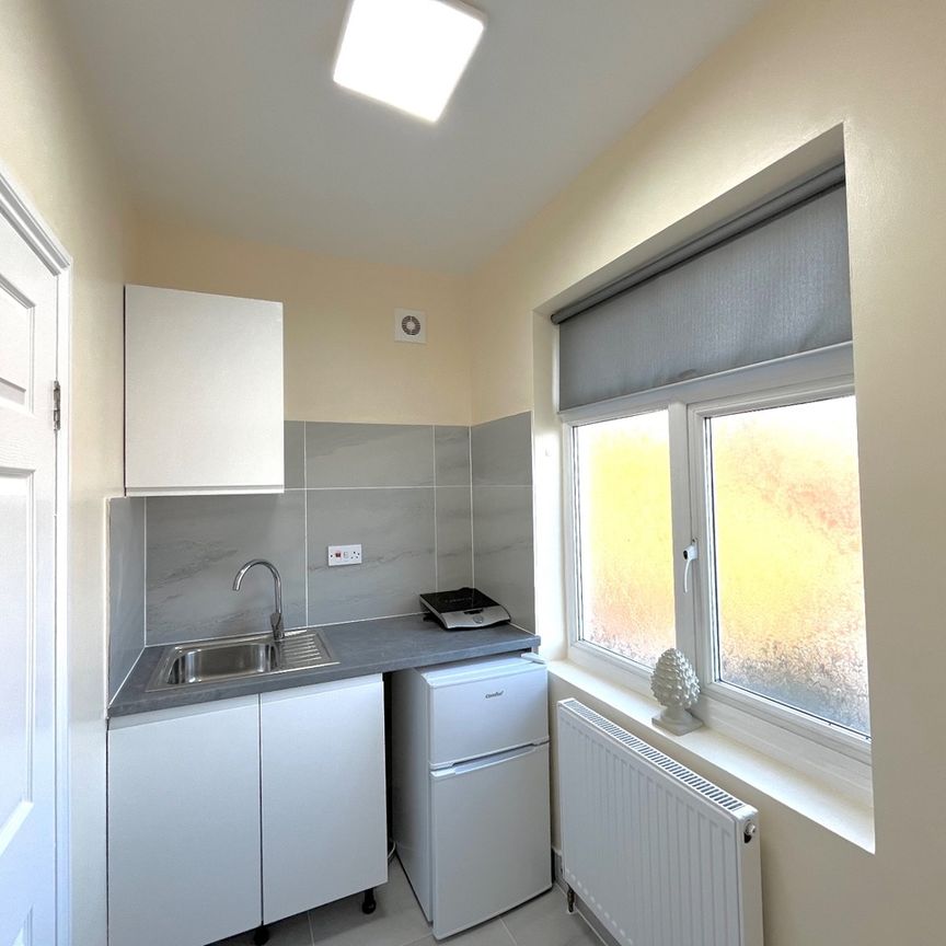 Studio Flat, Lo, W3 - Photo 1