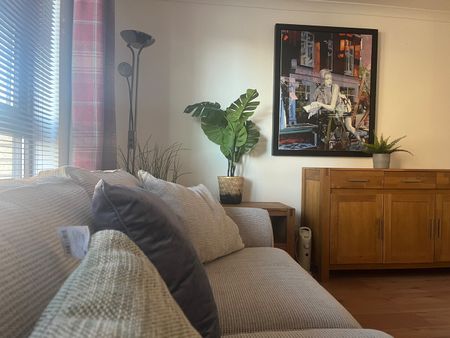 1 Bed Flat, Middlesex Gardens, G41 - Photo 2