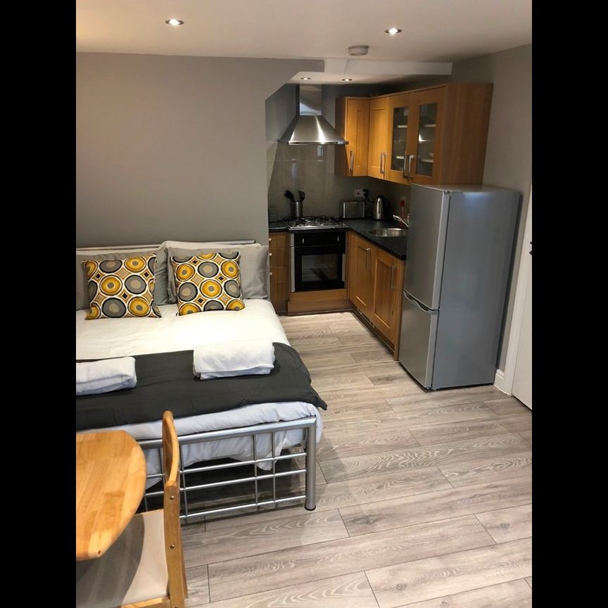 Studio Flat, Rosemont Road, W3 - Photo 1
