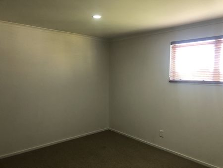 Check out this great three bedroom townhouse! - Photo 3