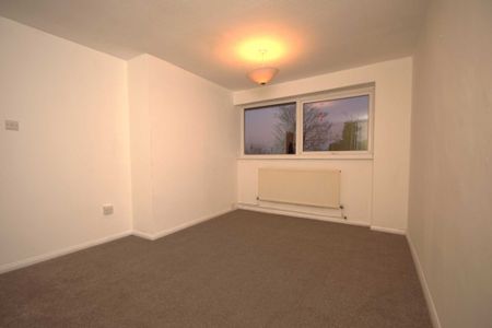 2 bed First Floor Maisonette for rent - Photo 3