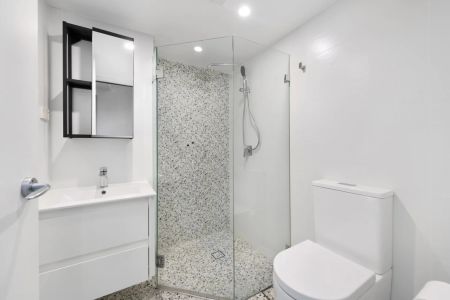 Light modern furnished apartment offering style and privacy - Photo 2