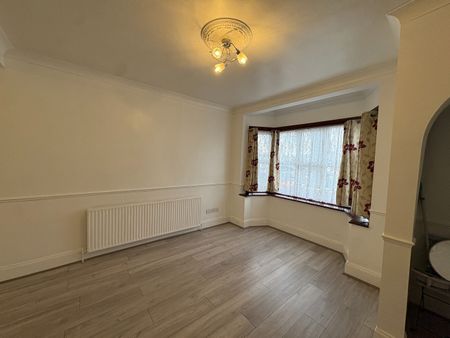 3 Bed Terraced House, Gresham Road, E16 - Photo 2