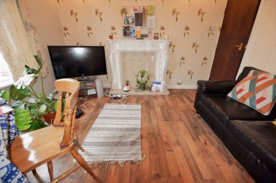 2 bedroom Flat in Harold Grove, Leeds - Photo 3