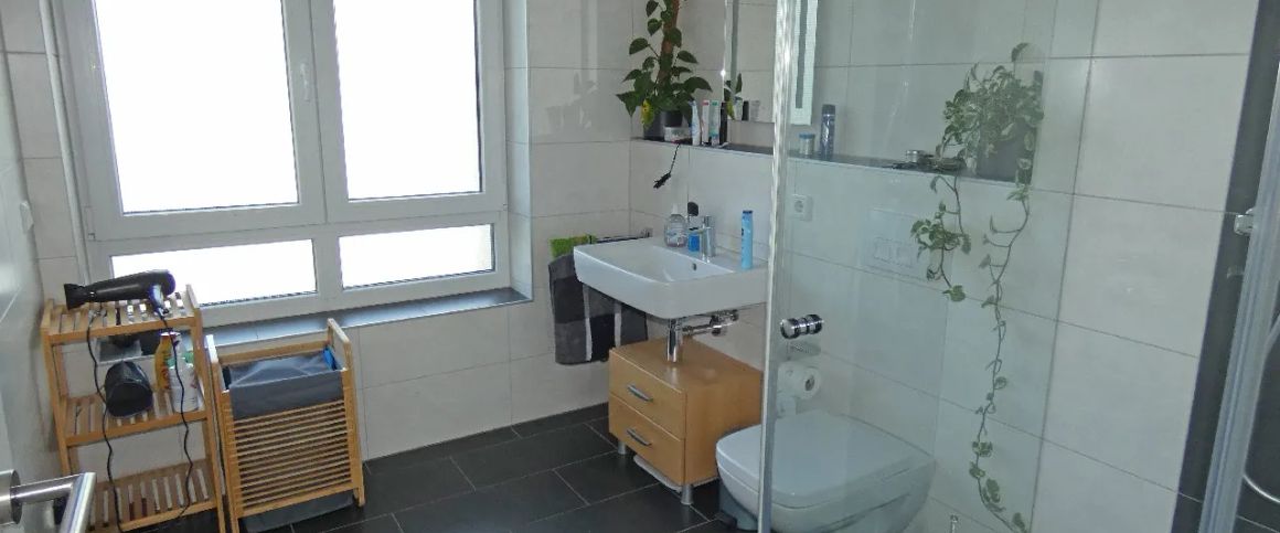 Moderne 2-Zimmer-Wohnung mit großer Sonnenloggia, Aufzug und Rheinblick - Foto 1