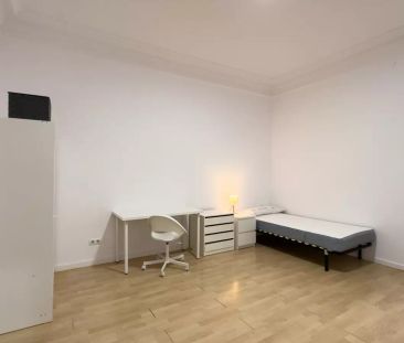 Room in a shared 4-bedroom apartment for rent in Sant Gervasi Galvany, professionals only - Photo 6