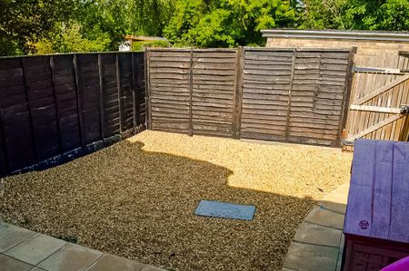 2 bedroom end of terrace house to rent - Photo 2