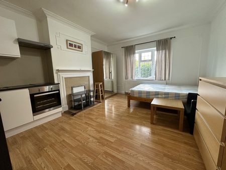 Studio Flat, Wendover Court, NW2 - Photo 2