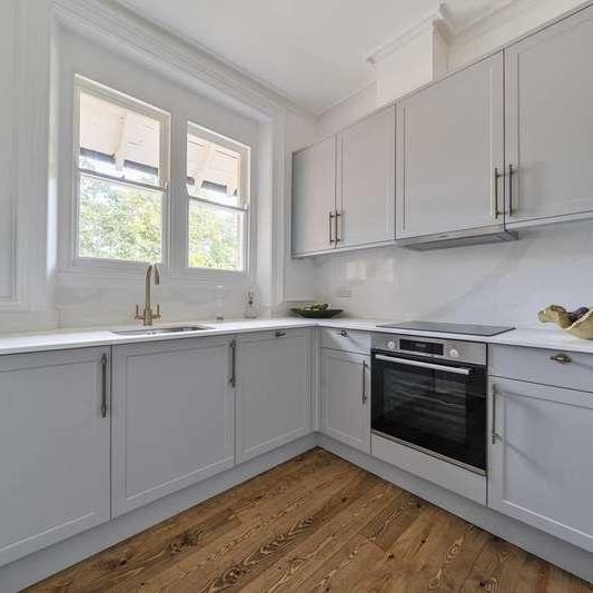 Oakley Gardens, Redhill, RH1 - Photo 1