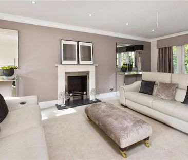 A fantastic 5 bedroom property located in a private road and approx... - Photo 1