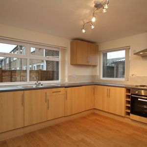 4 bedroom semi-detached house to rent - Photo 2