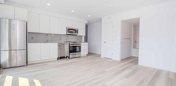 RENT COMMERCIAL DRIVE! BRAND-NEW 2 BED 1 BATH + DEN APARTMENTS! - Photo 2