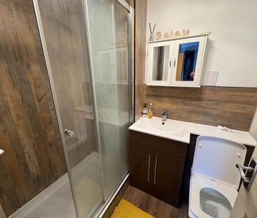 1 bedroom in a house share to rent - Photo 2