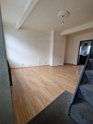 2 Bed Terraced House, Russell Rise, LU1 - Photo 4