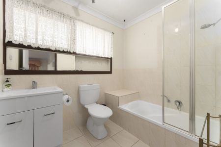 Spacious 6-Bedroom Family Home in Studley Park Estate - Photo 5