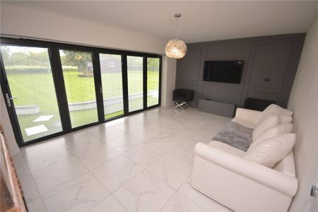 5 bedroom detached house to rent - Photo 4