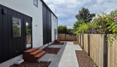 Stylish, Superior Build Townhouse – Walk to Barrington Mall - Photo 4